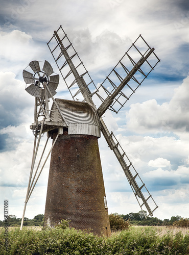 Fotografía Ancient windmill in Norfolk UK