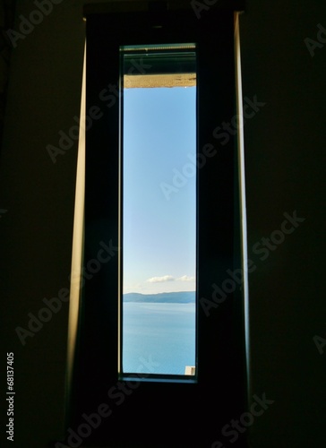 Durch schmale Fenster auf die See fotografiert