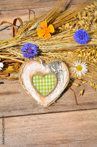 Herz mit Getreide und Blüten