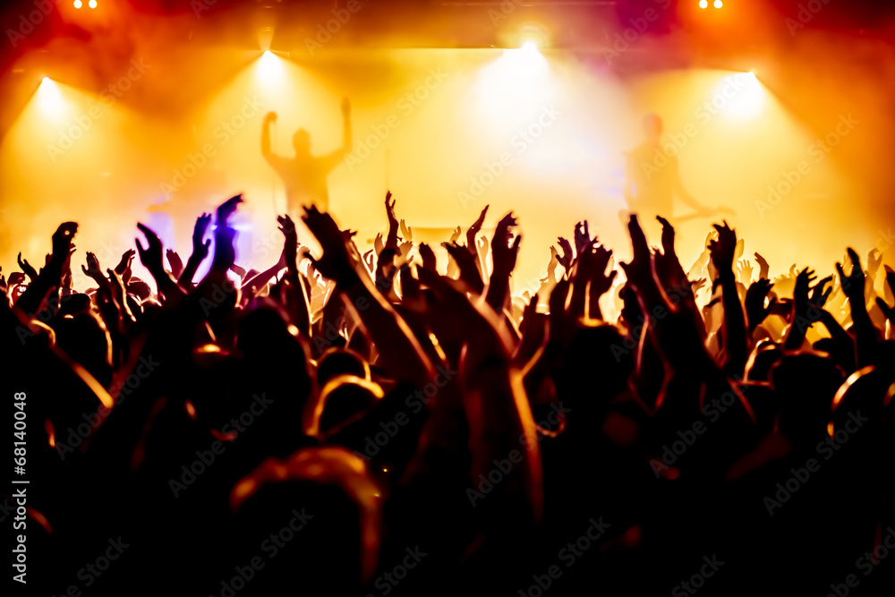 Jubelnde Konzertbesucher auf Rock-Konzert Jubelnde Konzertbesucher auf Rock-Konzert