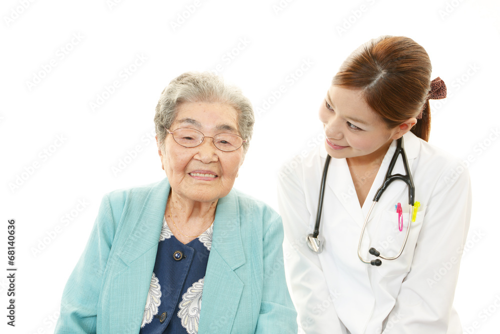 笑顔の高齢者と女医