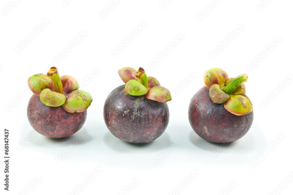 Obraz premium mangosteen isolated on white background