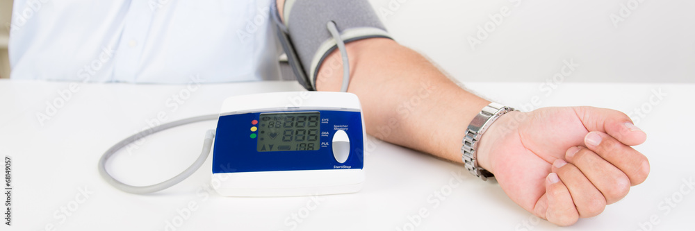 .patient überprüft seinen blutdruck .patient überprüft seinen blutdruck