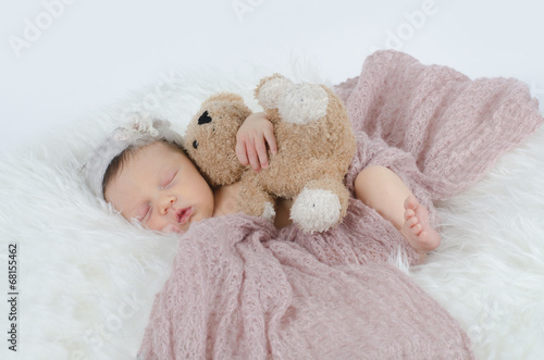 Newborn mit Teddybär © S.Kobold