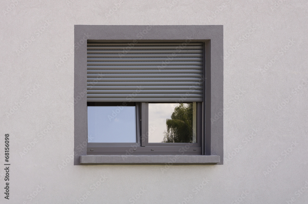 Dunkles Kunststofffenster mit Rollladen in grauer Fassade Stock Photo |  Adobe Stock