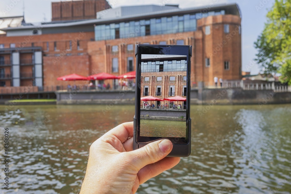 Naklejka premium tourist taking picture on mobile phone
