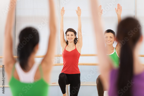 Fototapeta Naklejka Na Ścianę i Meble -  Fitness dance class doing aerobics.