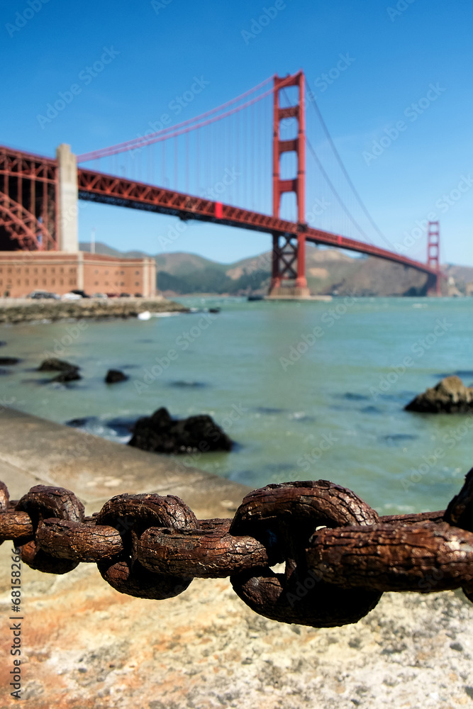 Naklejka premium Rusty old chain, Golden gate bridge