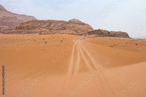 Fahrzeugspuren im Wadi Rum, Jordanien