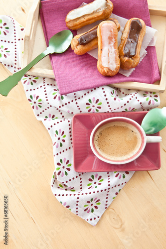 Kleine Eclairs mit Kaffee photo