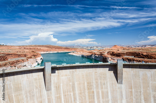 Riesiger Staudamm und Wasserreservoir in der Wüste