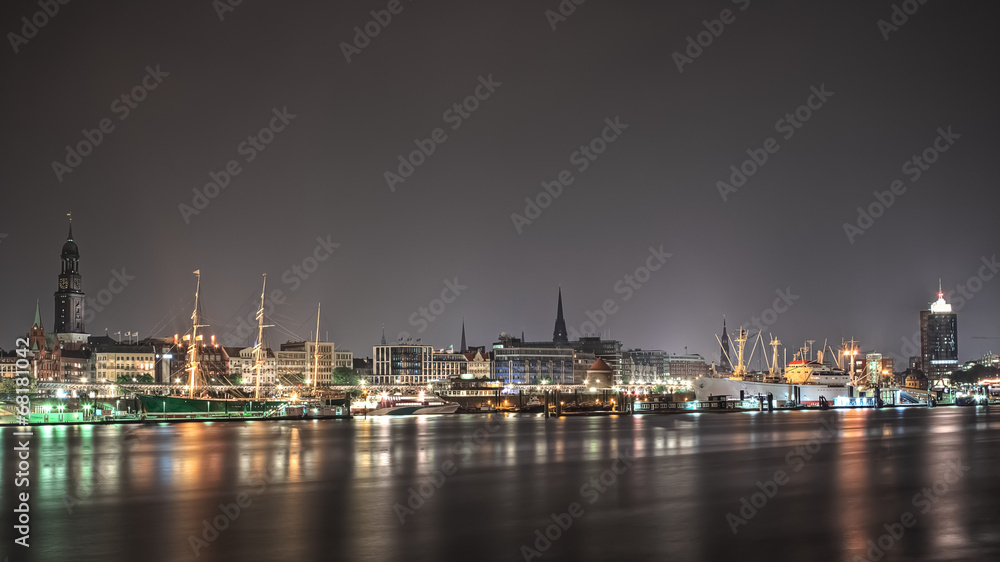 Skyline von Hamburg am Abend