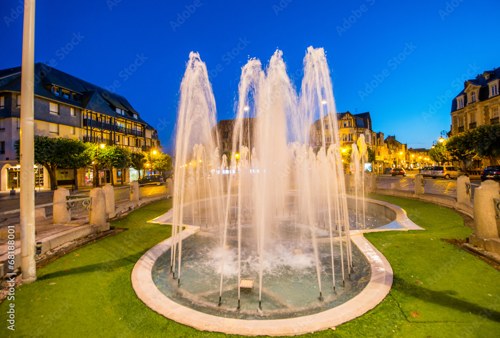 Fototapeta Fountain in Deauville main city square at sunset, Normandy - Fra