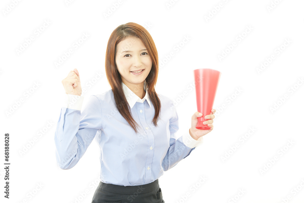 声援を送る女性