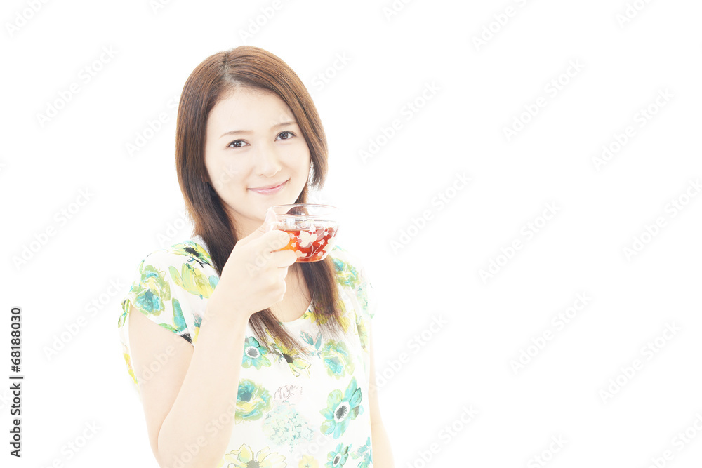 ティーを飲む笑顔の女性