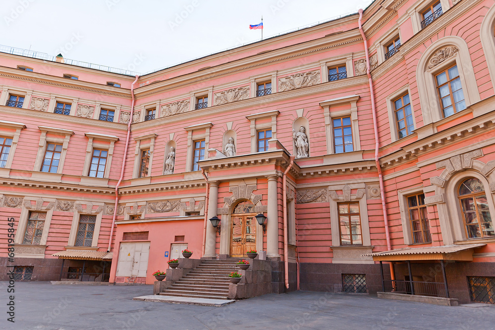 Obraz premium Inner yard of St Michael Castle (1801) in St Petersburg, Russia