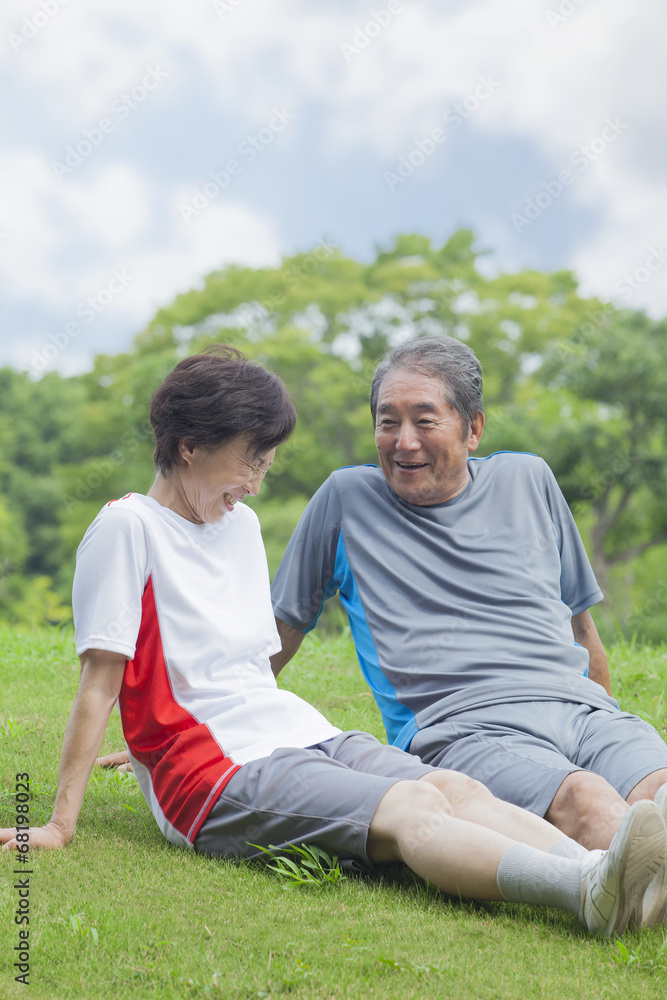 芝生に座る夫婦