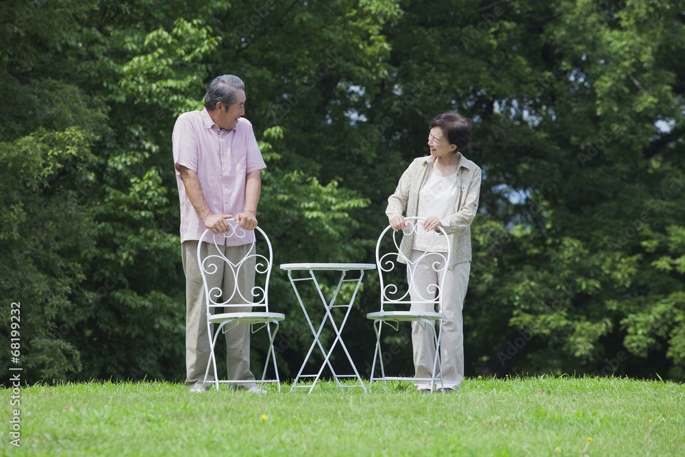 芝生に立つ夫婦 芝生に立つ夫婦