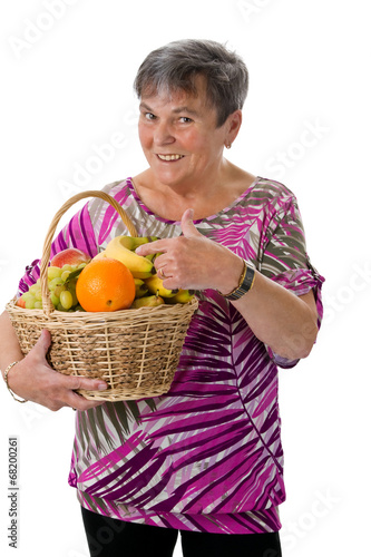 Seniorin präsentiert Obst
