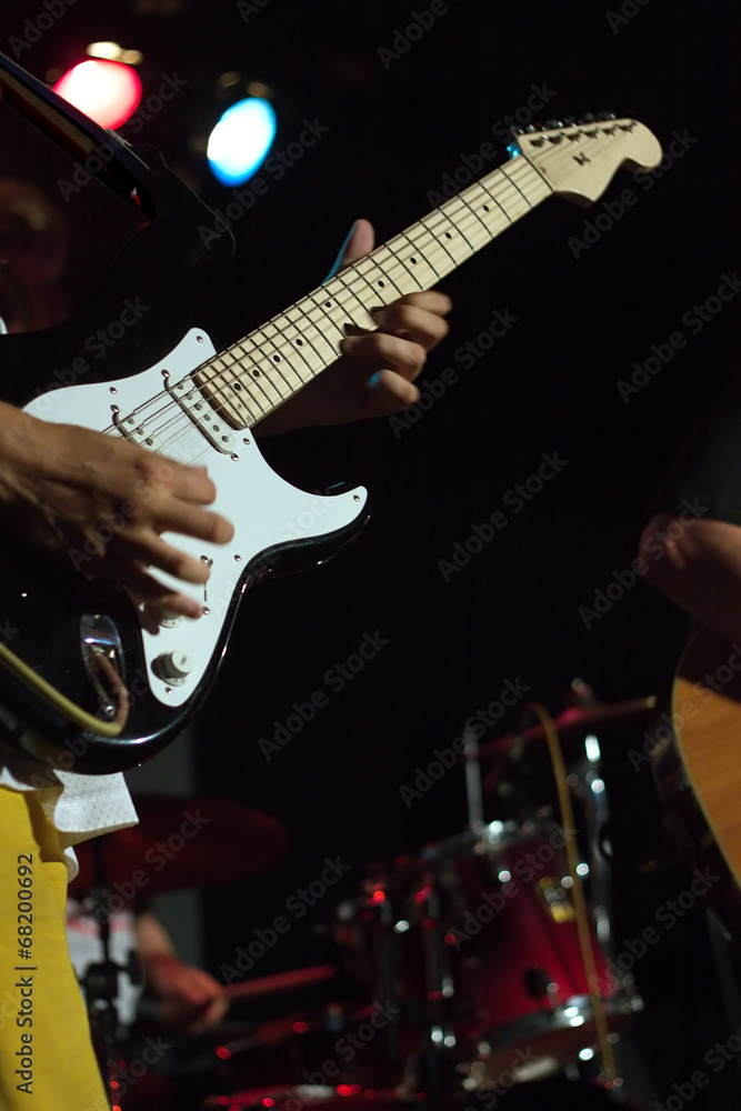 Obraz premium Man playing electric guitar on concert