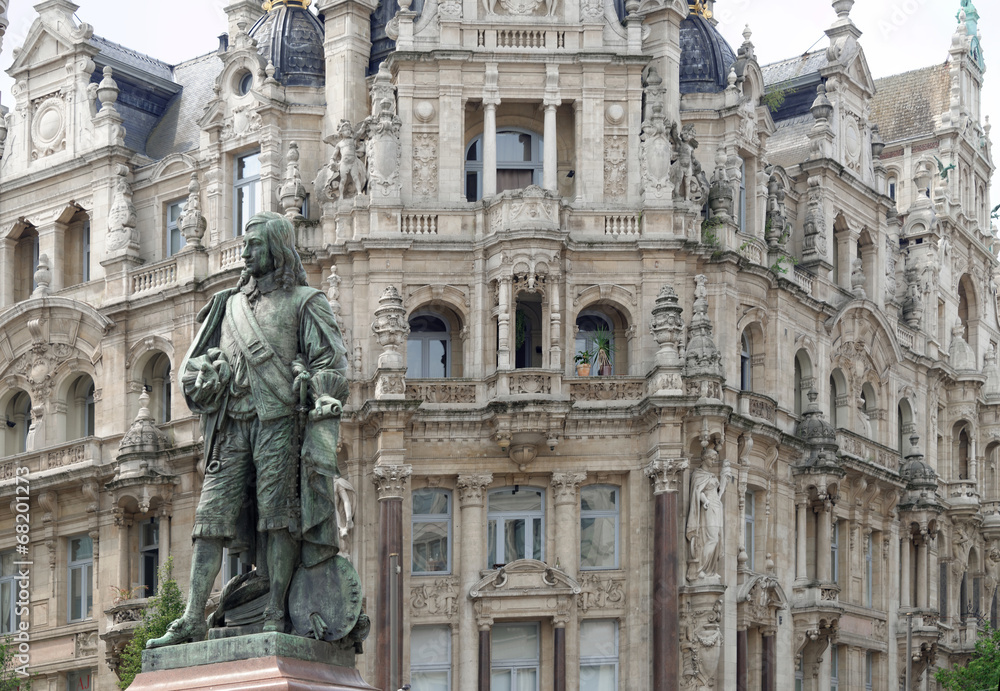 Statue vor historischem Gebäude in Antwerpen
