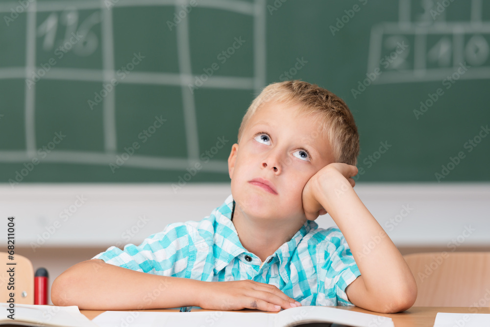 junge in der schule schaut traurig nach oben junge in der schule schaut traurig nach oben