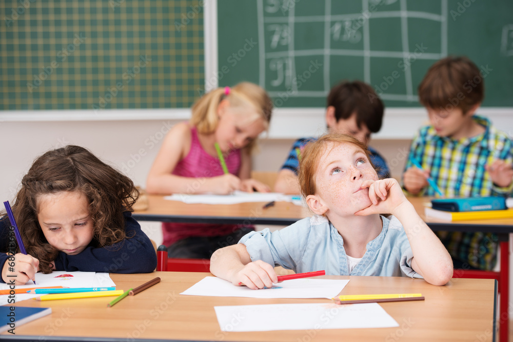 nachdenkliches kleines mädchen in der schule nachdenkliches kleines mädchen in der schule