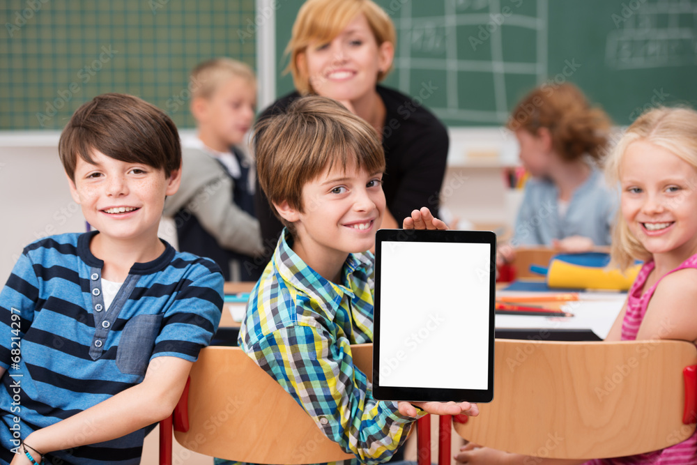 lachende kinder in der schule zeigen tablet lachende kinder in der schule zeigen tablet