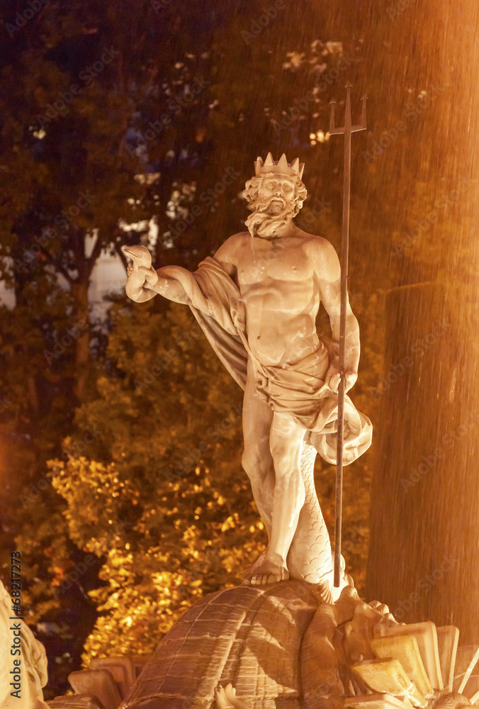 Naklejka premium Neptune Statue Fountain Night Madrid Spain