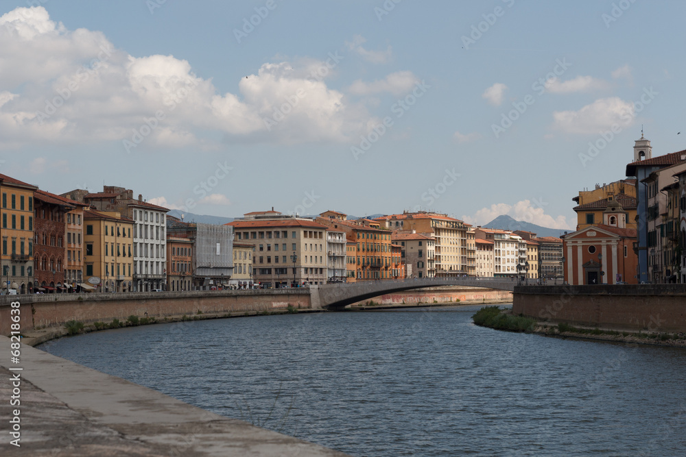Blick entlang des Arno in Pisa