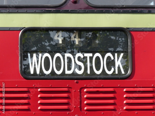 Fotografie Roter englischer Doppeldecker Bus der Sechziger Jahre mit der Fahrtzielangabe Wo