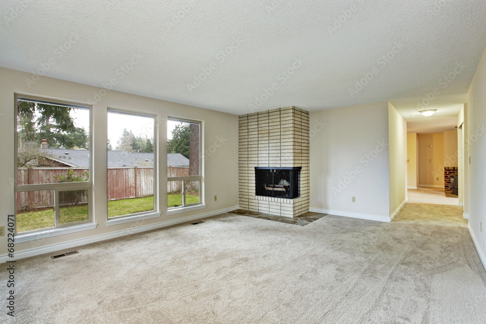 Obraz premium Empty bright living room with fireplace