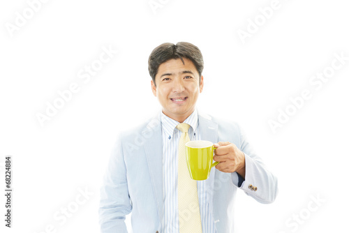 コーヒーを飲む笑顔のビジネスマン