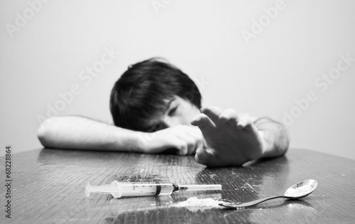 Obraz na płótnie young addict pulls arm Drugs w salonie