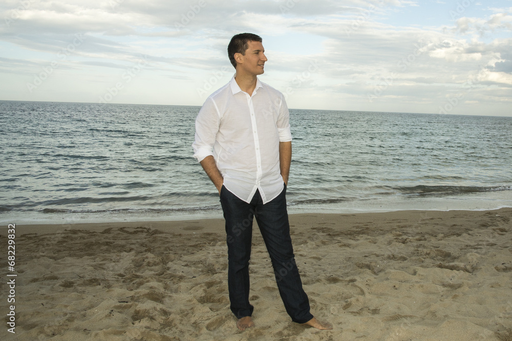 Ragazzo in camicia cammina in riva al mare Stock Photo | Adobe Stock