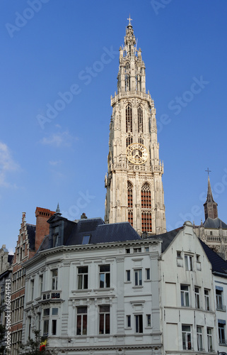Kirchturm in der Abendsonne in Antwerpen