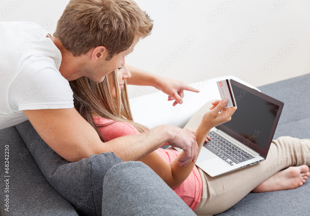 Naklejka premium Happy couple shopping online