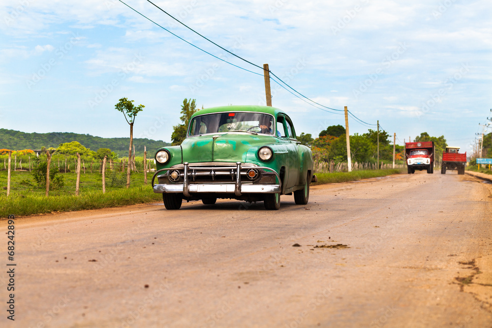 Kuba grüner amerikanischer Oldimer im Landesinneren