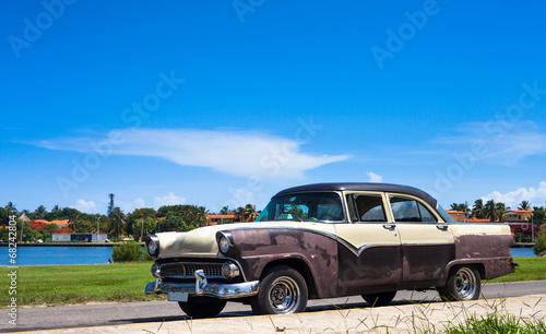 Kuba amerikanischer Oldtimer unter kubanischem Himmel © mabofoto@icloud.com