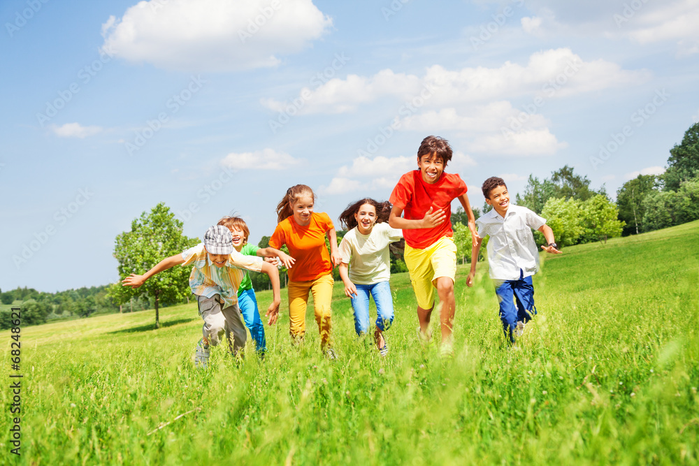 Obraz premium Funny children running in the field