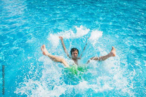 Man falling and splashing into water © Sergey Novikov