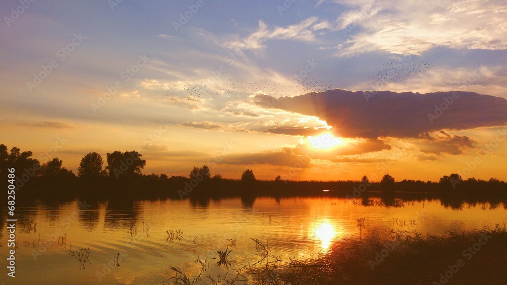 Obraz premium Sunset at rural fishpond