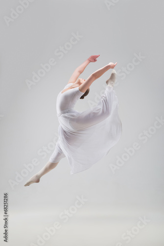 Fototapeta Naklejka Na Ścianę i Meble -  Young and beautiful ballet dancer posing isolated