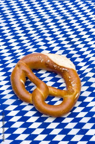 Brezel auf Bayrischer Tischdecke