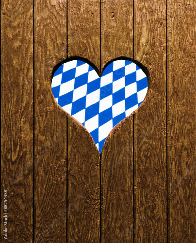 Bayrisches Rautenmuster hinter Holzherz