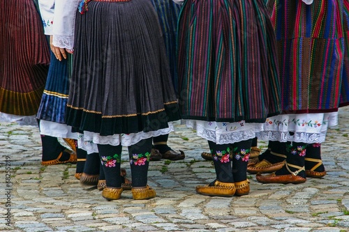Obraz na płótnie Women wearing traditional bulgarian clothes and shoes w salonie