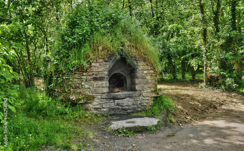 Bretagne, old thatched cottage in Saint Lyphard photo