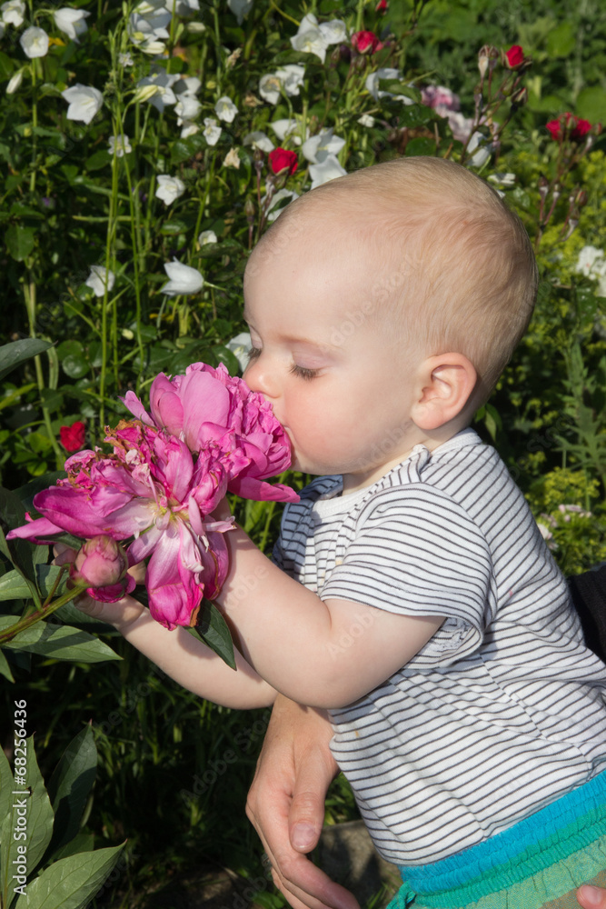 kleines mädchen mit blume