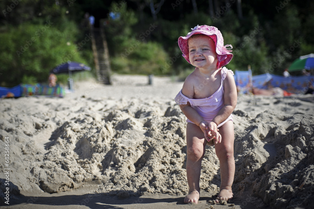 Девочка 10 лет в лесу. Ребенок учится писать. Девушка пишет ок. Девочки которые писались. Ребёнку приспичило.