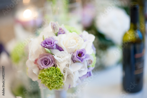 Bouquet sposa rotondo di fiori freschi misti